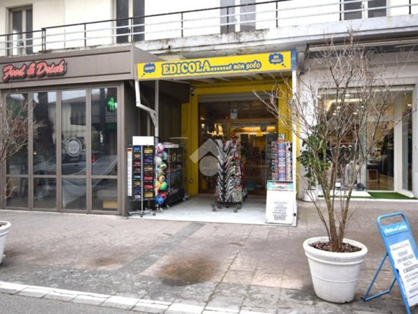negozio in vendita a Riccione in zona Alba