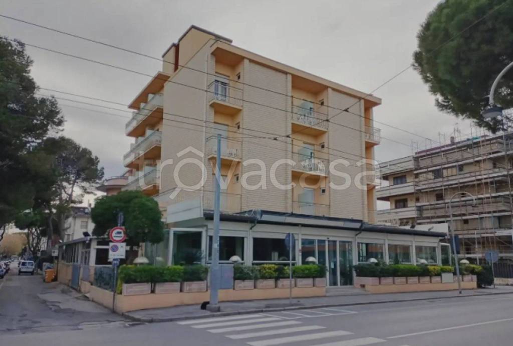 negozio in vendita a Riccione in zona Alba