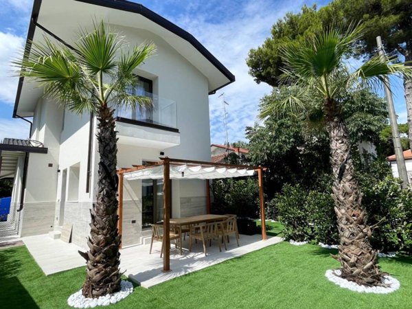 casa indipendente in vendita a Riccione in zona Alba