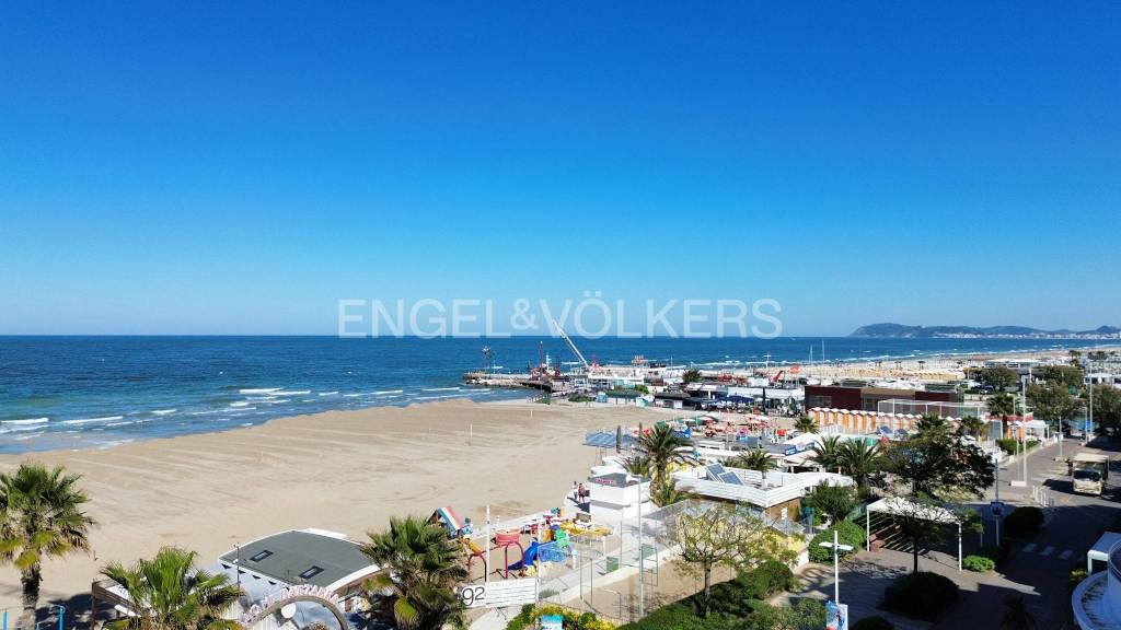 negozio in vendita a Riccione in zona Alba