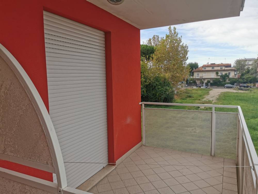 negozio in vendita a Riccione in zona Marano