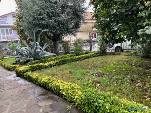 casa indipendente in vendita a Riccione in zona Marano