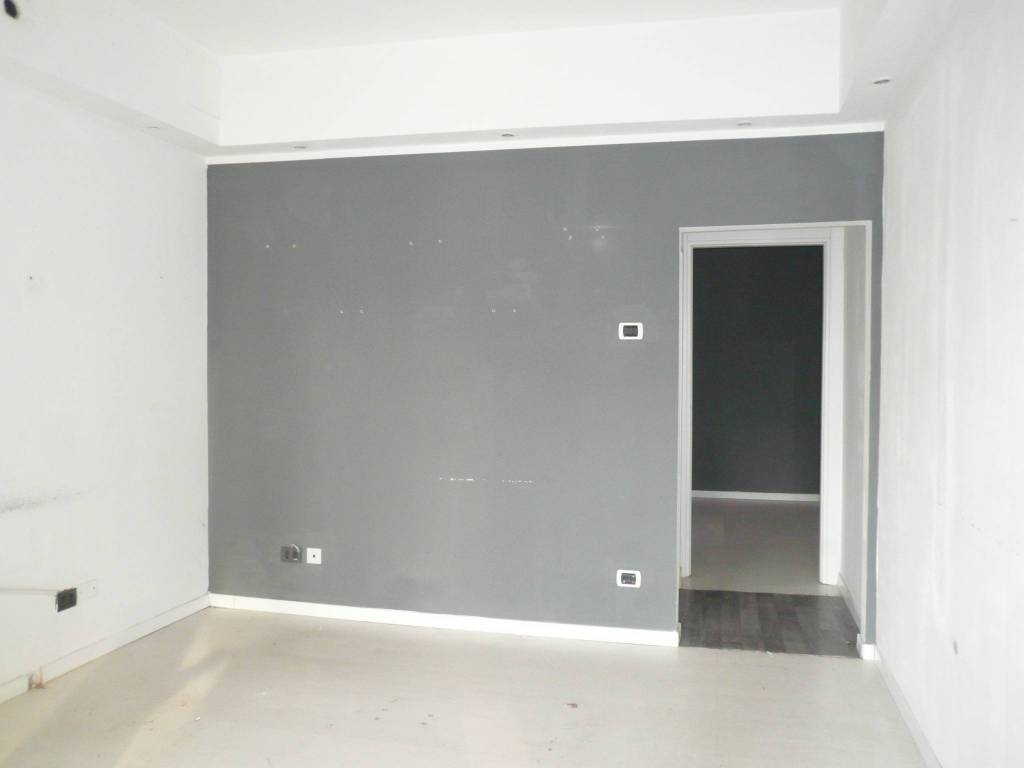 negozio in vendita a Riccione in zona Alba
