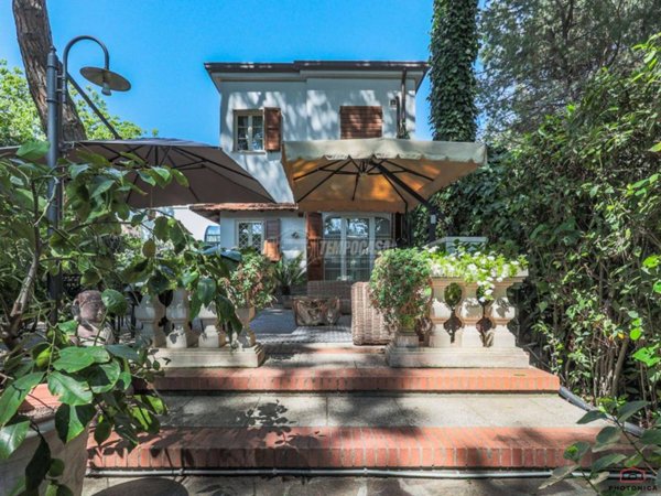 casa indipendente in vendita a Riccione in zona Centro Storico