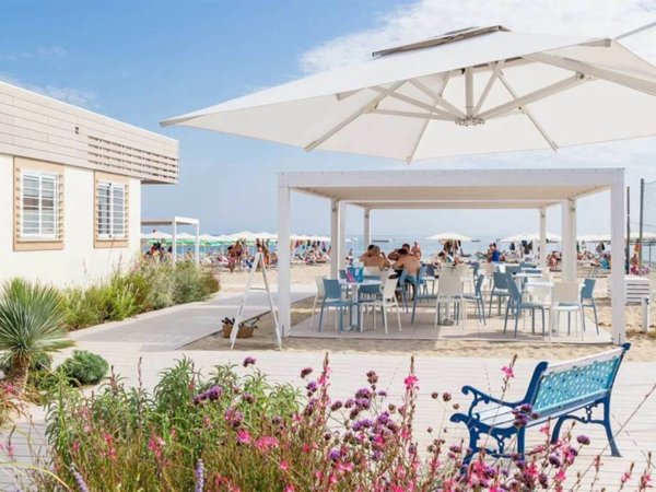 negozio in vendita a Riccione in zona Alba