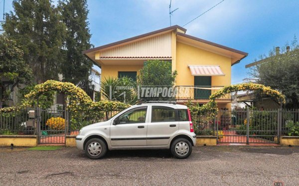 casa indipendente in vendita a Riccione