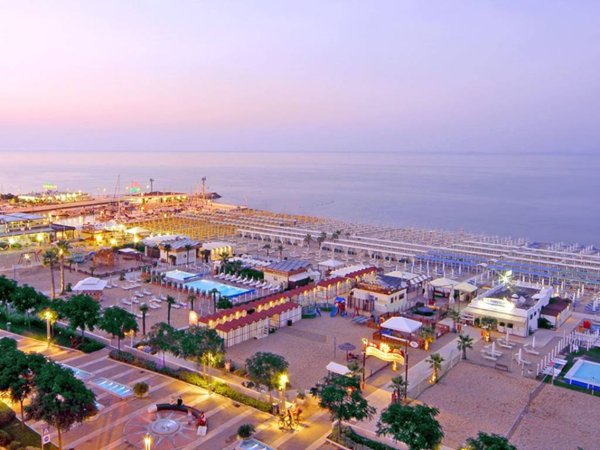 locale commerciale in vendita a Riccione