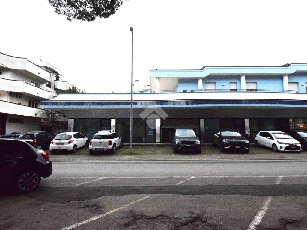 negozio in vendita a Riccione in zona Marano