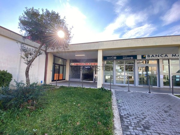 locale commerciale in vendita a Riccione