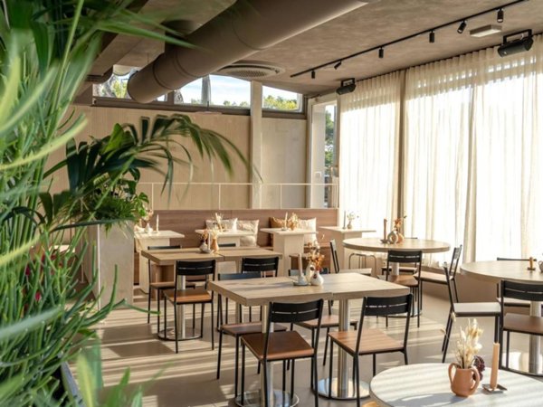 negozio in vendita a Riccione in zona Alba