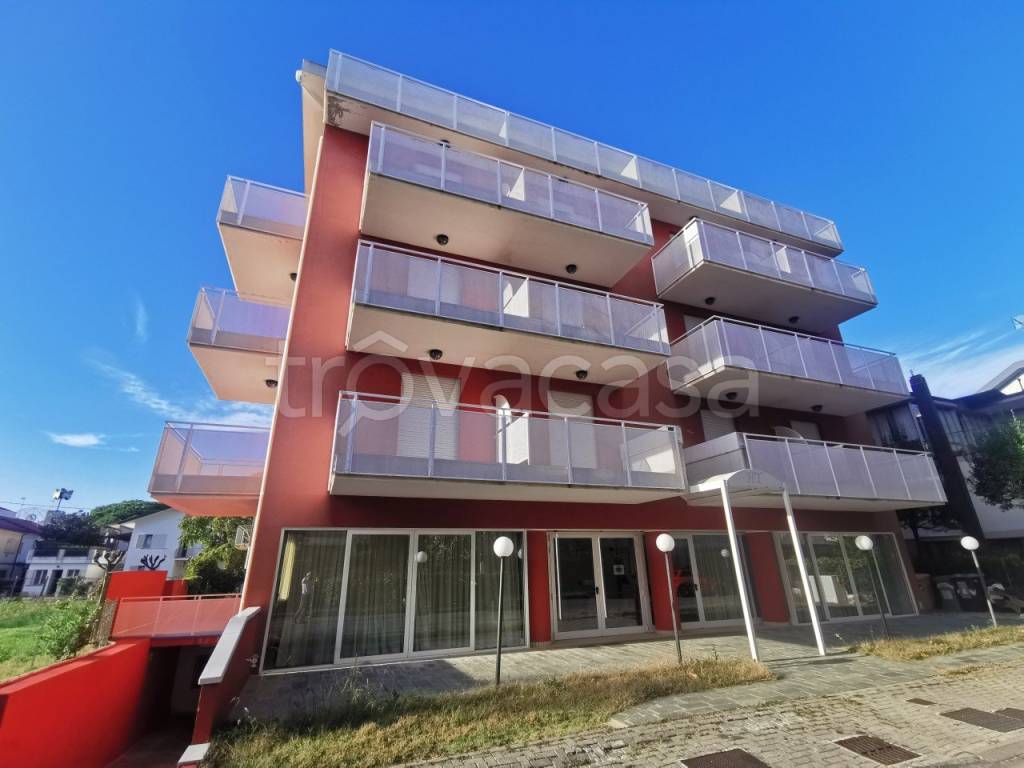 negozio in vendita a Riccione in zona Marano