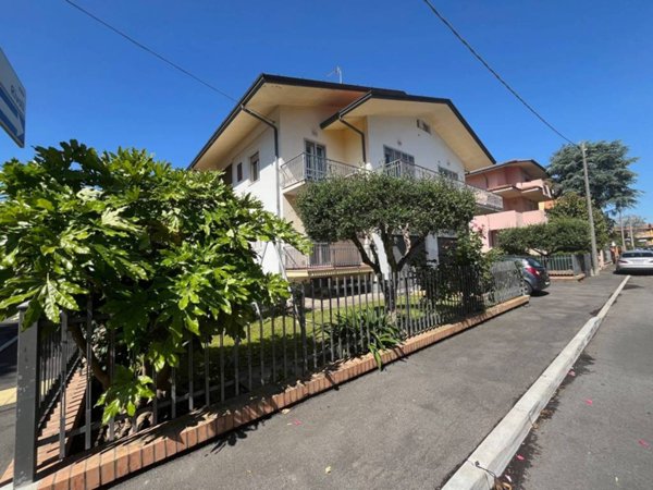 casa indipendente in vendita a Riccione in zona Alba