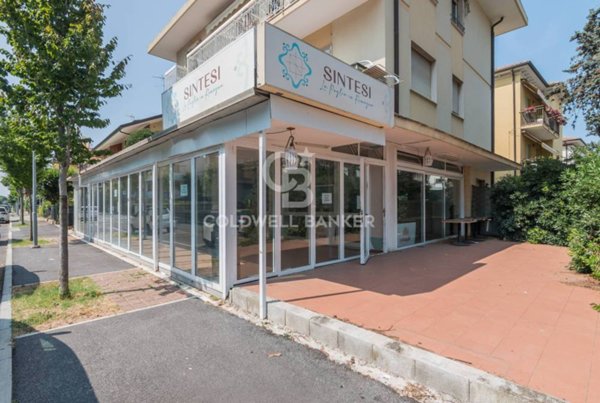 negozio in vendita a Riccione in zona Alba