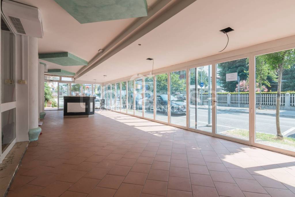 negozio in vendita a Riccione in zona Alba