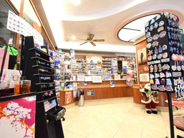 negozio in vendita a Riccione in zona Alba