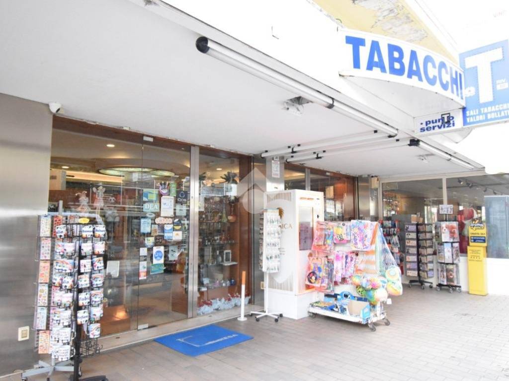 negozio in vendita a Riccione in zona Alba