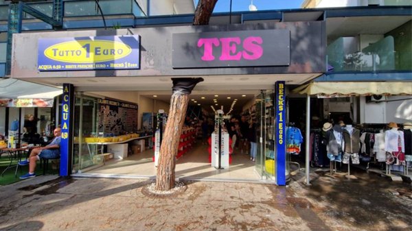 negozio in vendita a Riccione in zona Alba