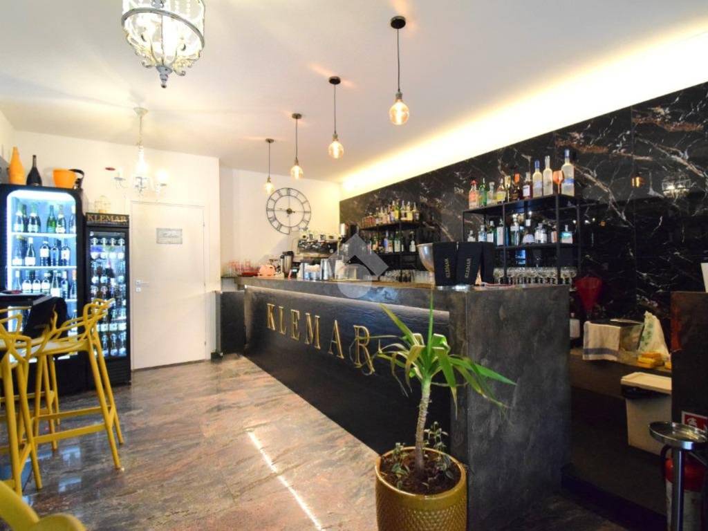 negozio in vendita a Riccione in zona Alba