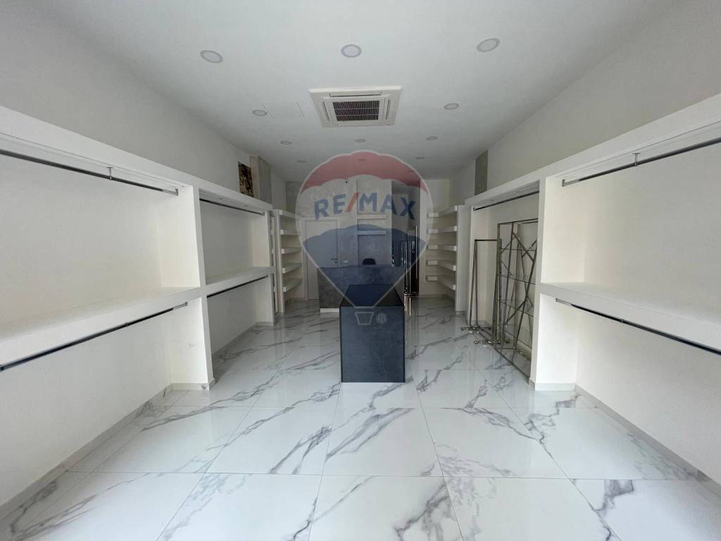 negozio in vendita a Riccione in zona Marano