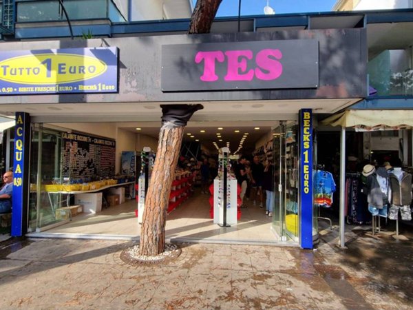 negozio in vendita a Riccione in zona Marano