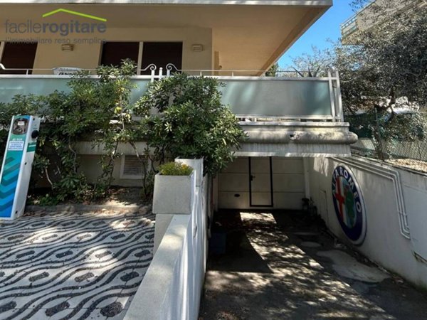 locale commerciale in vendita a Riccione