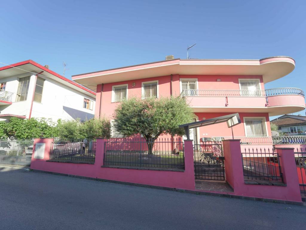casa indipendente in vendita a Riccione in zona Alba