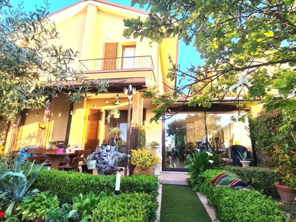 casa indipendente in vendita a Riccione