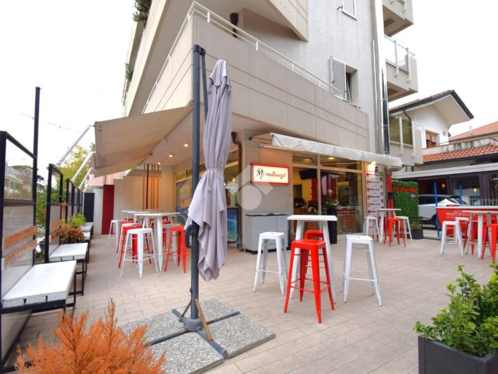 negozio in vendita a Riccione in zona Alba