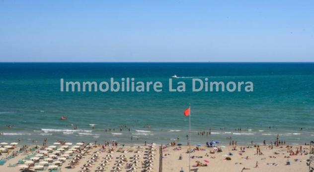 negozio in vendita a Riccione in zona Alba