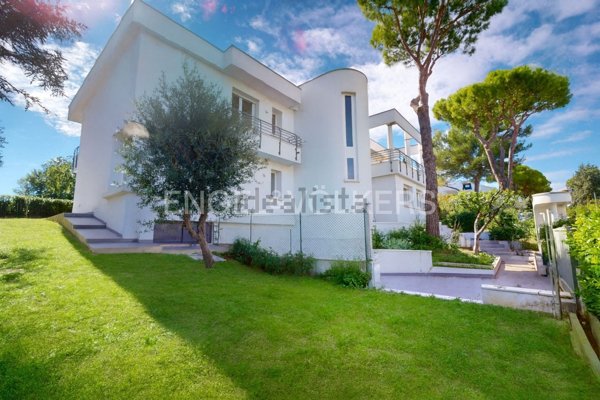 casa indipendente in vendita a Riccione in zona Marano
