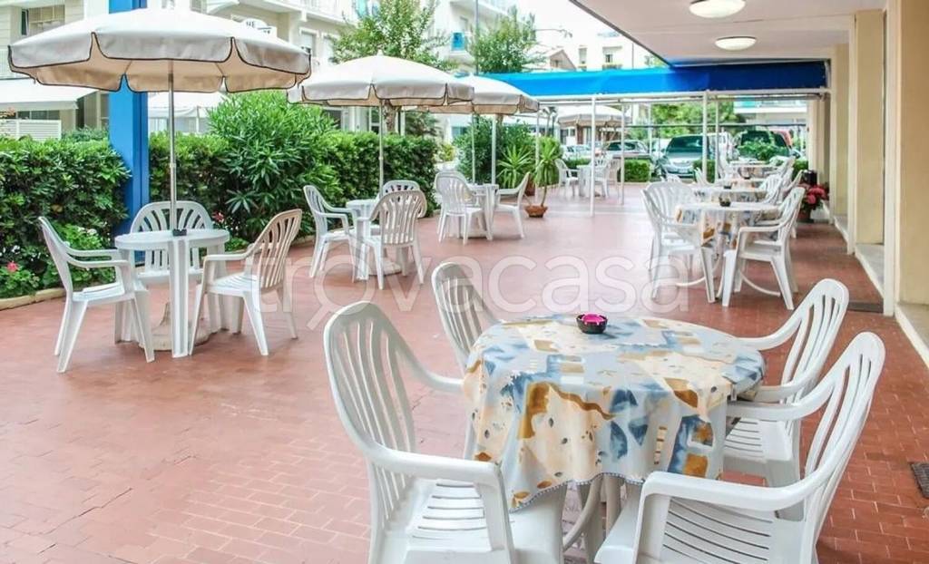 negozio in vendita a Riccione in zona Alba