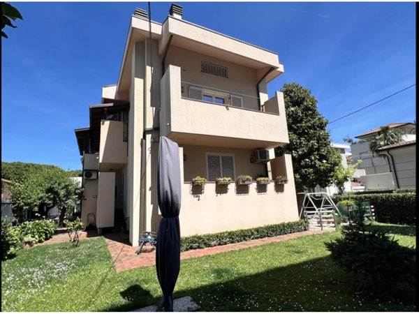 casa indipendente in vendita a Riccione