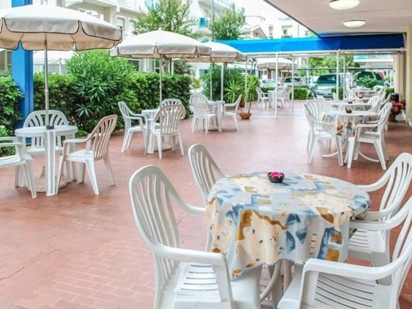 negozio in vendita a Riccione in zona Alba