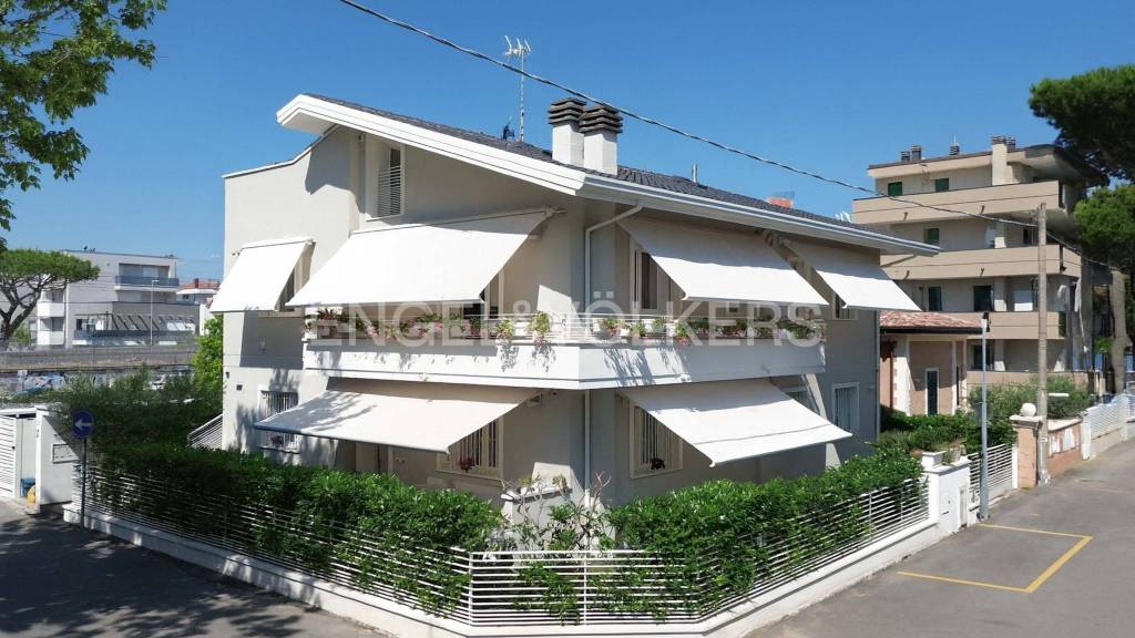casa indipendente in vendita a Riccione in zona Alba