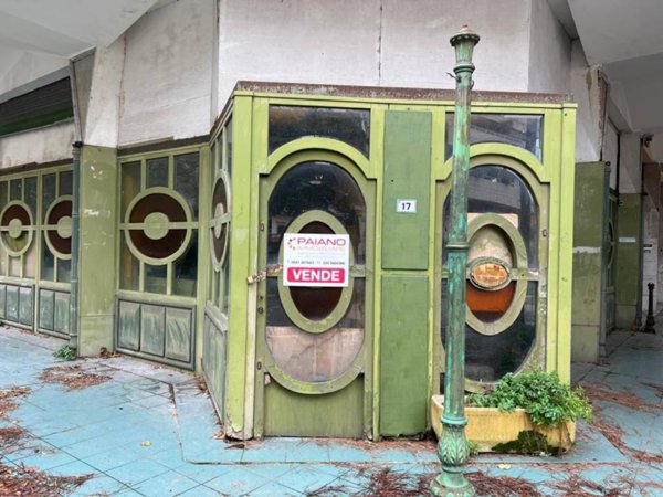 negozio in vendita a Riccione in zona Alba