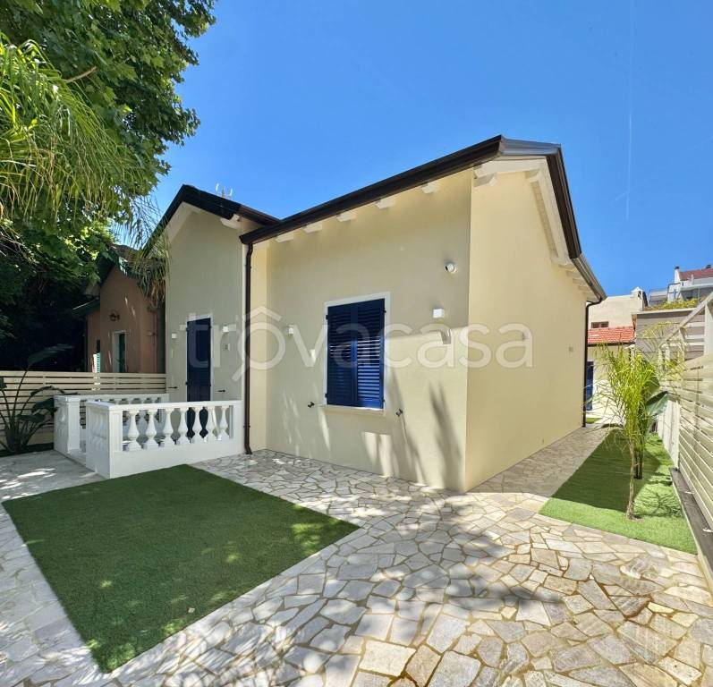 casa indipendente in vendita a Riccione