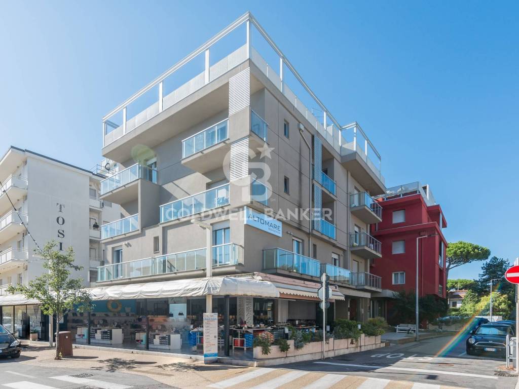 intera palazzina in vendita a Riccione in zona Alba