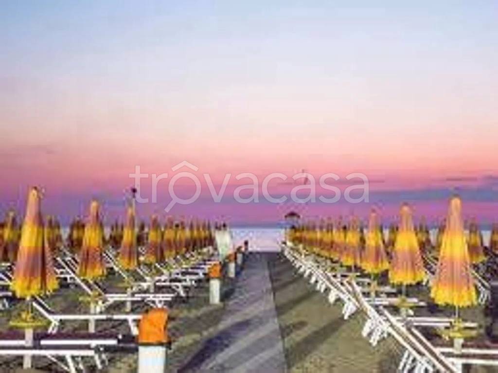 negozio in vendita a Riccione in zona Alba