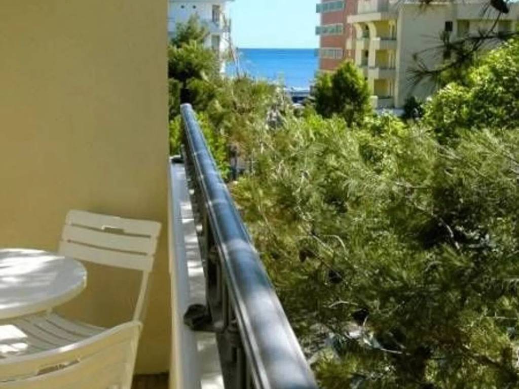 negozio in vendita a Riccione in zona Alba