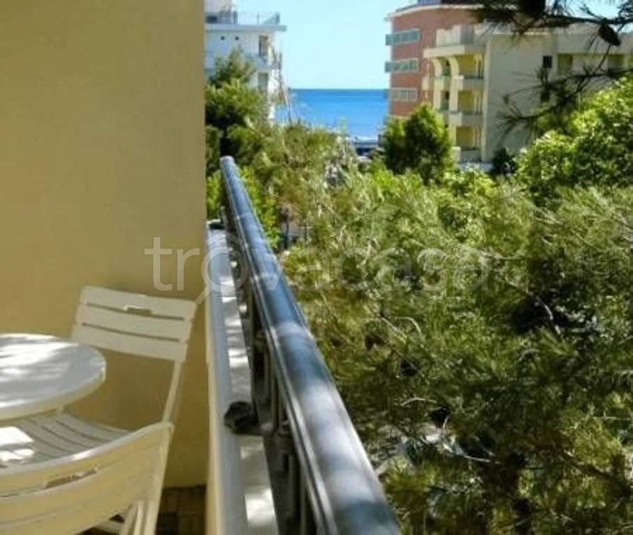 negozio in vendita a Riccione in zona Alba