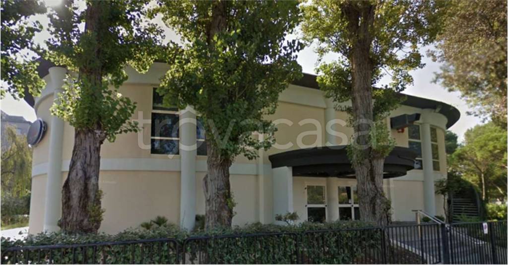 negozio in vendita a Riccione in zona Marano