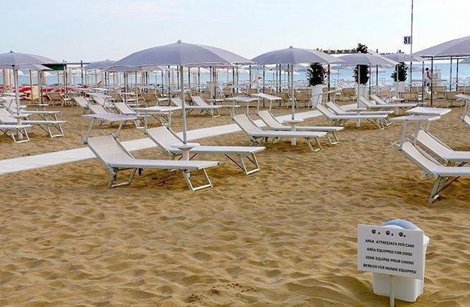 negozio in vendita a Riccione in zona Alba