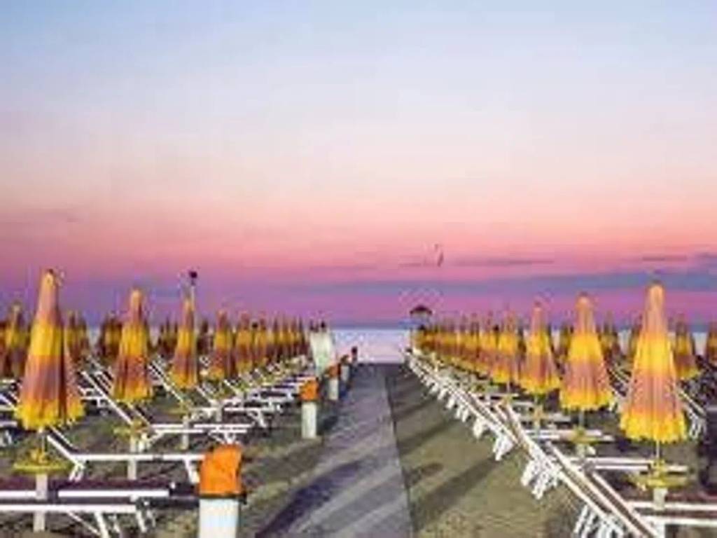 intera palazzina in vendita a Riccione in zona Alba