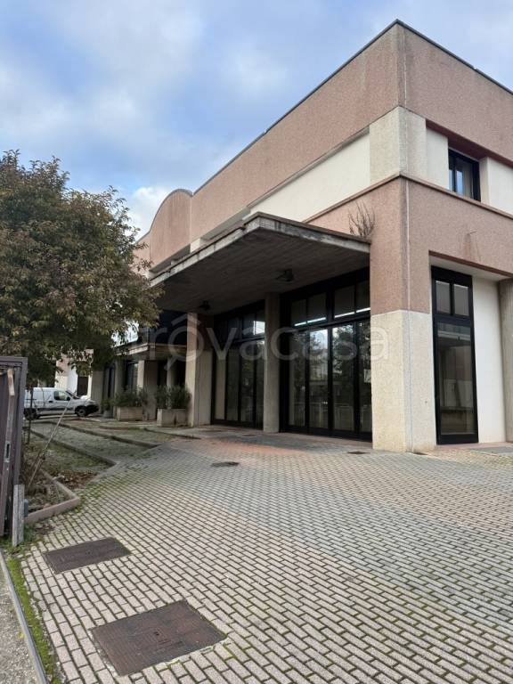 locale commerciale in vendita a Riccione