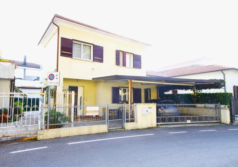 casa indipendente in vendita a Riccione in zona Centro Storico