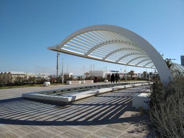 negozio in vendita a Riccione in zona Alba