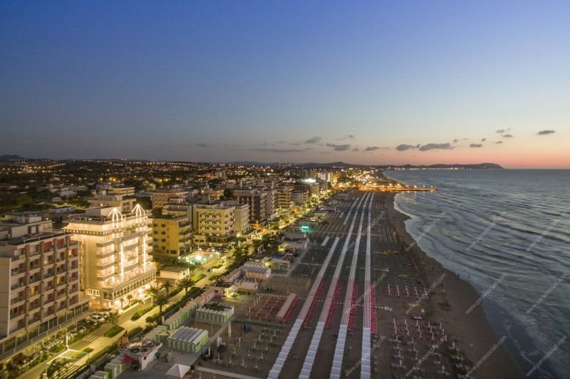 locale commerciale in vendita a Riccione