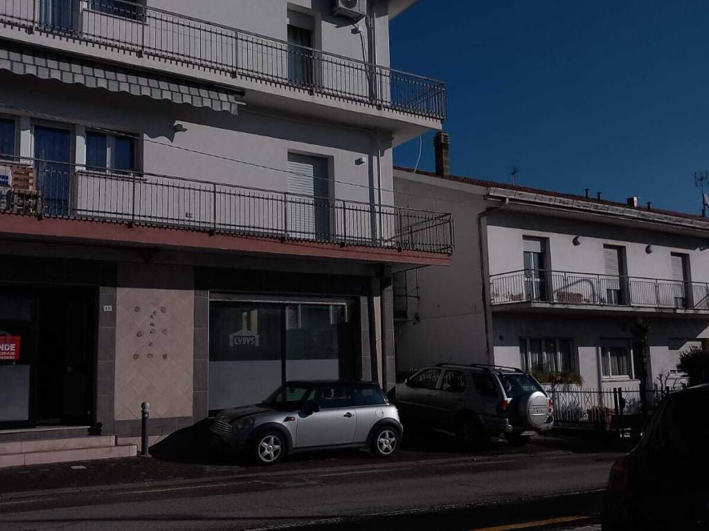 negozio in vendita a Riccione in zona Marano