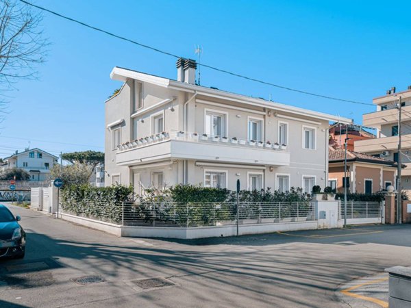 casa indipendente in vendita a Riccione in zona Alba