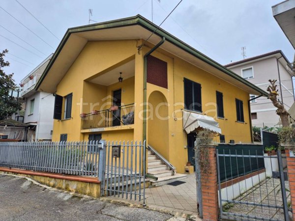 casa indipendente in vendita a Riccione